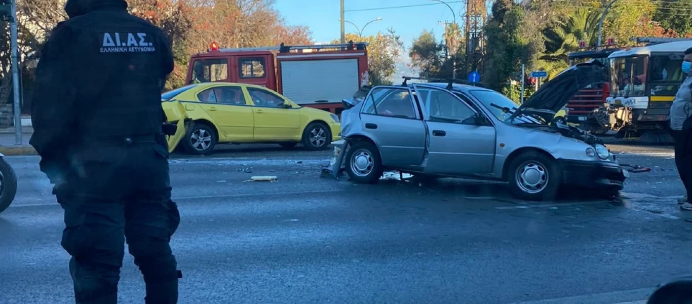 Σοβαρό τροχαίο στη λεωφόρο Κηφισίας στο ρεύμα προς Κηφισιά (φώτο)